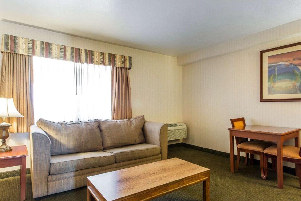 Hotel Econo & -