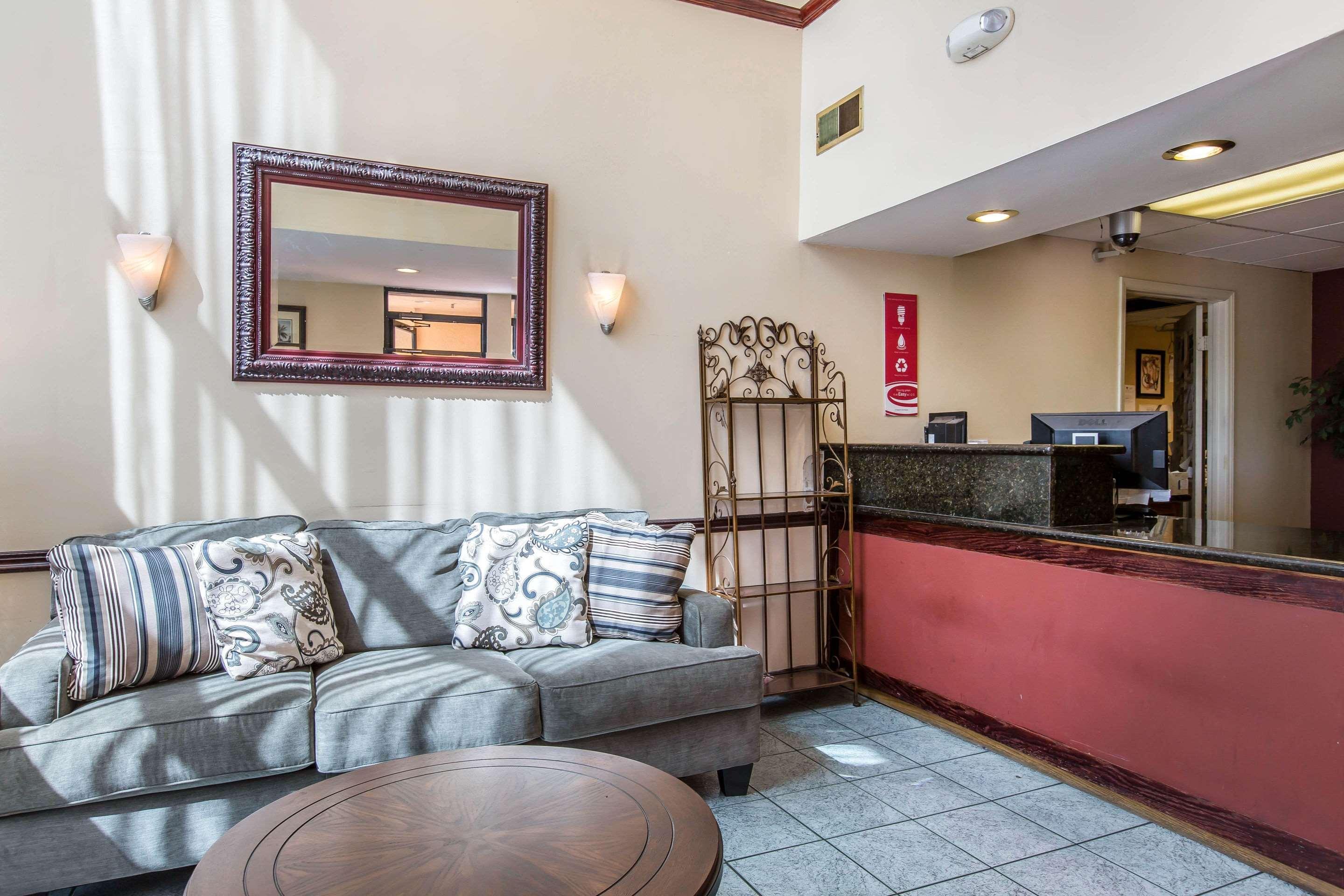 Hotel Econo & - 2*